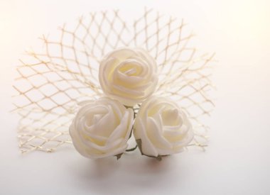 Beyaz gül kapanışı arka plan olarak kullanılabilir. Köpükten gül.