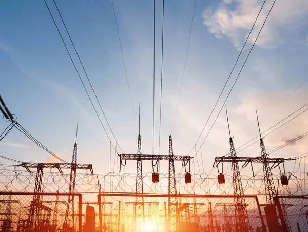 Distribuição Subestação Elétrica Com Linhas Alimentação Transformadores Pôr Sol — Fotografia de Stock