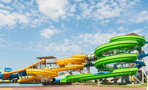 Parque Aquático Com Escorregas Coloridas Piscinas — Fotografia de Stock