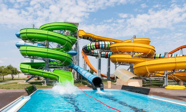 Waterpark Met Kleurrijke Glijbanen Zwembaden — Stockfoto