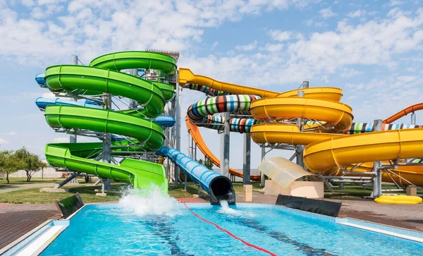 Vattenpark Med Färgglada Rutschbanor Och Pooler — Stockfoto