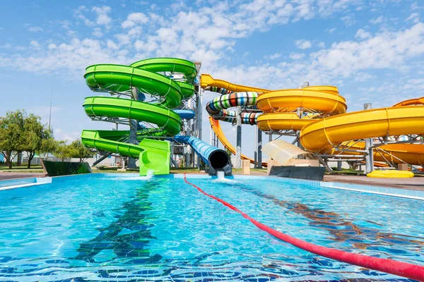 Venkovní Aquapark Mnohobarevné Diapozitivy Bazény Žádní Lidé — Stock fotografie