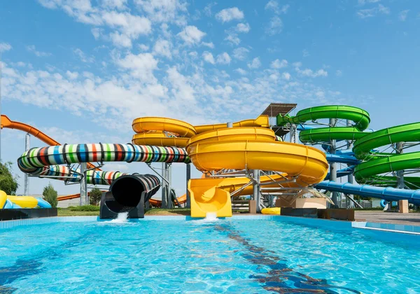 Vattenpark Ljusa Flerfärgade Rutschbanor Med Pool Vattenpark Utan Människor Sommardag — Stockfoto