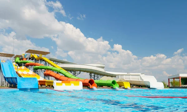 Vodní Park Pestrobarevné Diapozitivy Bazénem Aquapark Bez Lidí Letního Dne — Stock fotografie