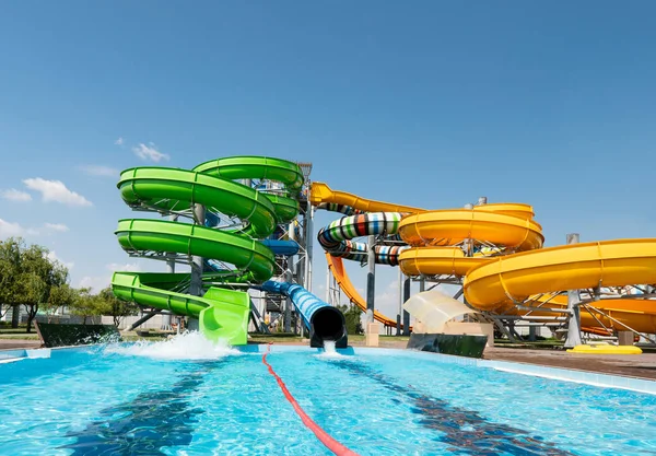 Parque Aquático Livre Escorregas Piscinas Multicoloridas Não Pessoas — Fotografia de Stock