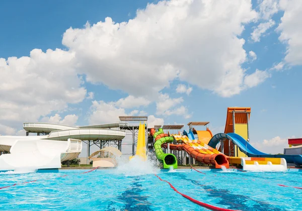 Parc Aquatique Toboggan Avec Piscine Beau Ciel Bleu Pas Personnes — Photo