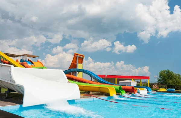 Parque Aquático Com Escorregas Coloridas Piscinas — Fotografia de Stock