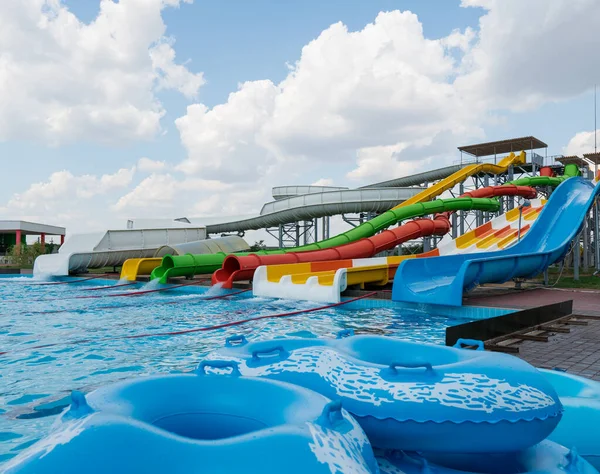 Vodní Park Pestrobarevné Diapozitivy Bazénem Aquapark Bez Lidí Letního Dne — Stock fotografie