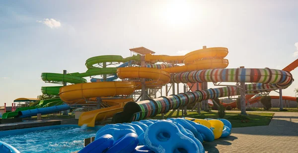 Parque Acuático Toboganes Multicolores Brillantes Con Una Piscina Parque Acuático — Foto de Stock