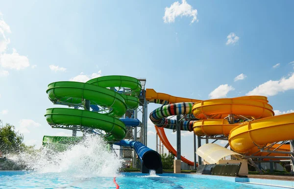 Esvaziar Toboáguas Coloridas Piscina — Fotografia de Stock