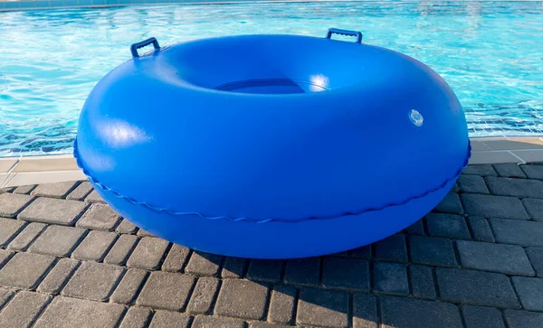 Flotador Amarillo Piscina Anillo Flotando Junto Refrescante Piscina Anillo Inflable —  Fotos de Stock