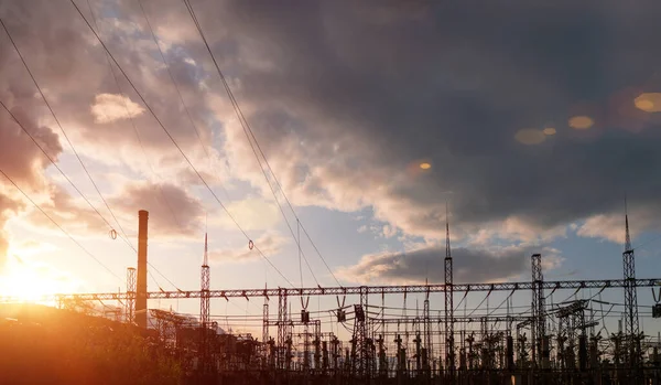 Pylons Linhas Energia Anoitecer Paisagem Industrial — Fotografia de Stock