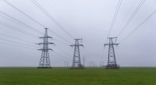 Réseau Électrique Pylônes Contre Ciel Nuageux Une Prairie Verte — Photo