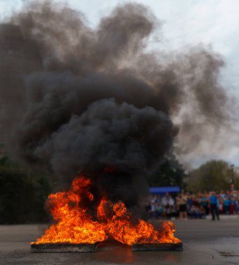 Şehirdeki itfaiyecilerin gösteri tatbikatlarına güçlü ateş açıldı..