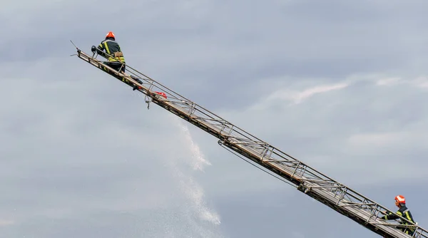 Firefighter Ascends Ladder Equipment Rescue — Stock Photo, Image