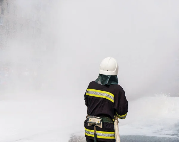 Πυροσβέστης Μάσκα Σβήνει Φωτιά Χρησιμοποιώντας Λευκό Αφρό — Φωτογραφία Αρχείου