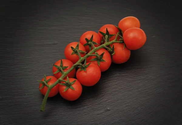 Ein Zweig Roter Kirschtomaten Auf Dunklem Schiefergrund Das Kleine Saftige — Stockfoto