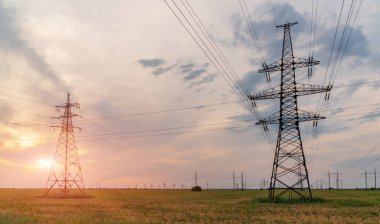 Yüksek voltajlı elektrik hatları. Elektrik dağıtım istasyonu. Yüksek voltajlı elektrik iletim kulesi. Güç hatları ve trafoları olan dağıtım elektrik santrali.