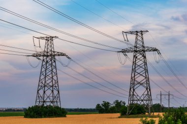 Akşamları enerji tedarik tesisleri.