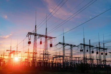 Yüksek voltajlı elektrik hatları. Elektrik dağıtım istasyonu. Yüksek voltajlı elektrik iletim kulesi. Güç hatları ve trafoları olan dağıtım elektrik santrali.