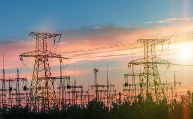 Yüksek voltajlı elektrik hatları. Elektrik dağıtım istasyonu. Yüksek voltajlı elektrik iletim kulesi. Güç hatları ve trafoları olan dağıtım elektrik santrali.