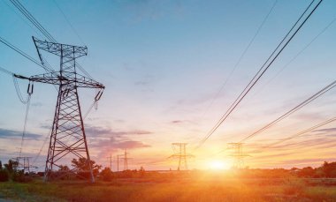 Yüksek voltajlı elektrik hatları. Elektrik dağıtım istasyonu. Yüksek voltajlı elektrik iletim kulesi. Güç hatları ve trafoları olan dağıtım elektrik santrali.