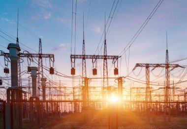 Yüksek voltajlı elektrik hatları. Elektrik dağıtım istasyonu. Yüksek voltajlı elektrik iletim kulesi. Güç hatları ve trafoları olan dağıtım elektrik santrali.
