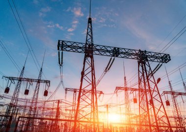 Yüksek voltajlı elektrik hatları. Elektrik dağıtım istasyonu. Yüksek voltajlı elektrik iletim kulesi. Güç hatları ve trafoları olan dağıtım elektrik santrali.