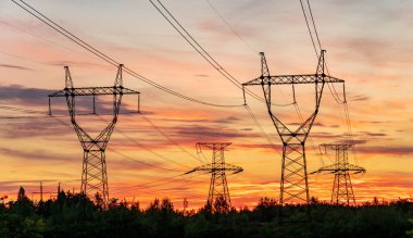 Yüksek voltajlı elektrik hatları. Elektrik dağıtım istasyonu. Yüksek voltajlı elektrik iletim kulesi. Güç hatları ve trafoları olan dağıtım elektrik santrali.