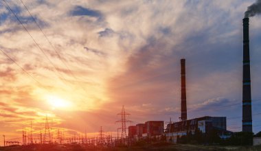 Akşamları enerji tedarik tesisleri.