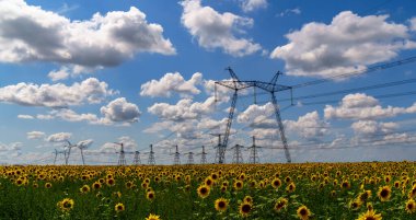 Siluet Yüksek voltajlı elektrik kulesi gün batımı saatinde ve gökyüzü günbatımı arkaplanında.
