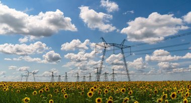 Yüksek voltaj postası. Yüksek voltajlı gökyüzü arka planı..