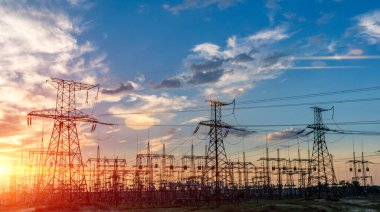 Yüksek voltajlı elektrik direğinin silueti.