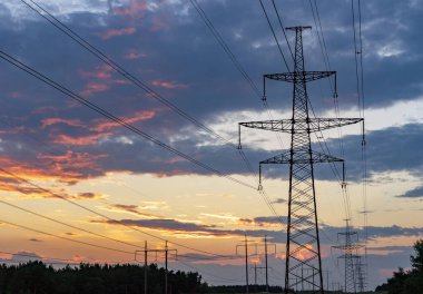 Yüksek voltajlı elektrik hatları. Elektrik dağıtım istasyonu. Yüksek voltajlı elektrik iletim kulesi. Güç hatları ve trafoları olan dağıtım elektrik santrali.