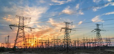 Akşamları enerji tedarik tesisleri.