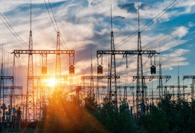 Yüksek voltajlı elektrik hatları. Elektrik dağıtım istasyonu. Yüksek voltajlı elektrik iletim kulesi. Güç hatları ve trafoları olan dağıtım elektrik santrali.