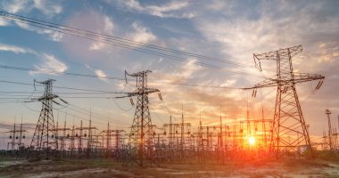 Yüksek voltajlı elektrik hatları. Elektrik dağıtım istasyonu. Yüksek voltajlı elektrik iletim kulesi. Güç hatları ve trafoları olan dağıtım elektrik santrali.