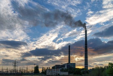 Yüksek voltajlı elektrik hatları. Elektrik dağıtım istasyonu. Yüksek voltajlı elektrik iletim kulesi. Güç hatları ve trafoları olan dağıtım elektrik santrali.