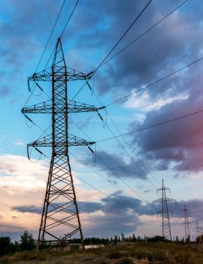 Yüksek voltajlı elektrik hatları. Elektrik dağıtım istasyonu. Yüksek voltajlı elektrik iletim kulesi. Güç hatları ve trafoları olan dağıtım elektrik santrali.