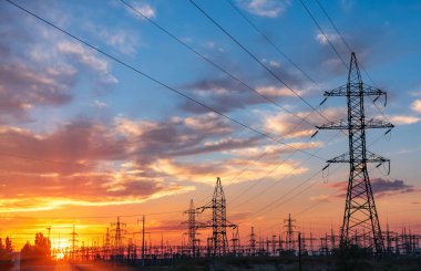 Akşamları enerji tedarik tesisleri.