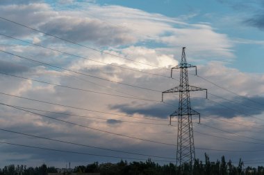 Siluet Yüksek voltajlı elektrik kulesi gün batımı saatinde ve gökyüzü günbatımı arkaplanında.