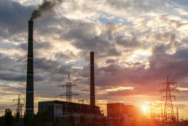 Yüksek voltajlı elektrik hatları. Elektrik dağıtım istasyonu. Yüksek voltajlı elektrik iletim kulesi. Güç hatları ve trafoları olan dağıtım elektrik santrali.