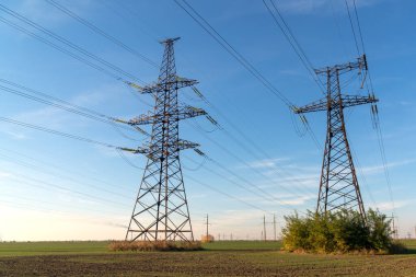 Yüksek voltajlı elektrik hatları. Elektrik dağıtım istasyonu. Yüksek voltajlı elektrik iletim kulesi. Güç hatları ve trafoları olan dağıtım elektrik santrali.
