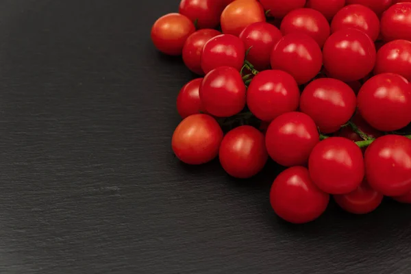 Una Rama Tomates Rojos Cereza Sobre Fondo Pizarra Oscura Las —  Fotos de Stock
