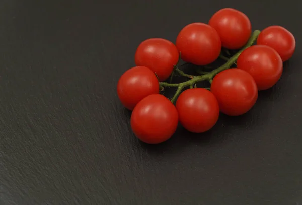 Ein Zweig Roter Kirschtomaten Auf Dunklem Schiefergrund Das Kleine Saftige — Stockfoto