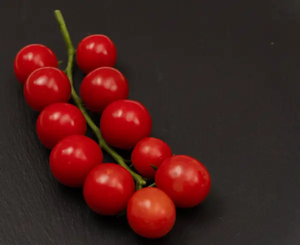 Ветка Красных Помидоров Черри Темном Фоне Маленькие Сочные Овощи Богаты — стоковое фото