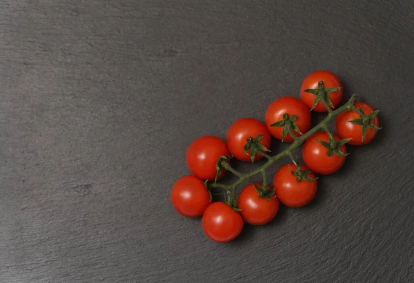 Ramo Tomates Cereja Vermelhos Fundo Ardósia Escuro Verdura Pequena Suculenta — Fotografia de Stock