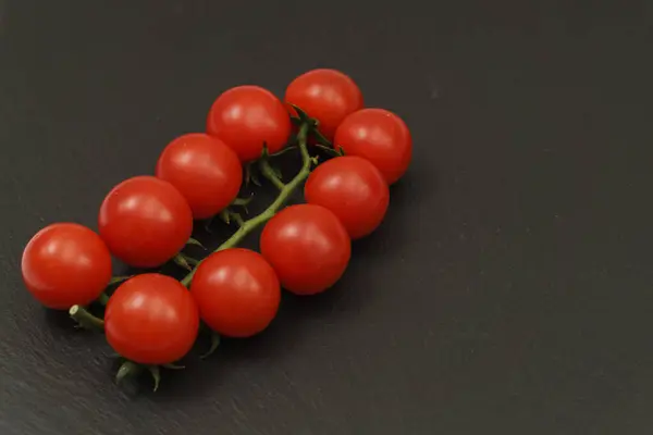 Ein Zweig Roter Kirschtomaten Auf Dunklem Schiefergrund Das Kleine Saftige — Stockfoto