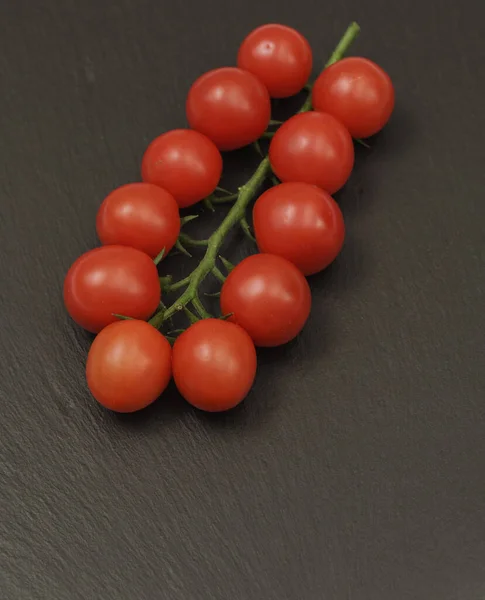 Ein Zweig Roter Kirschtomaten Auf Dunklem Schiefergrund Das Kleine Saftige — Stockfoto