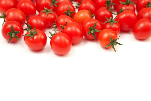 Tomates Rojos Esparcidos Sobre Fondo Blanco Las Verduras Pequeñas Jugosas — Foto de Stock